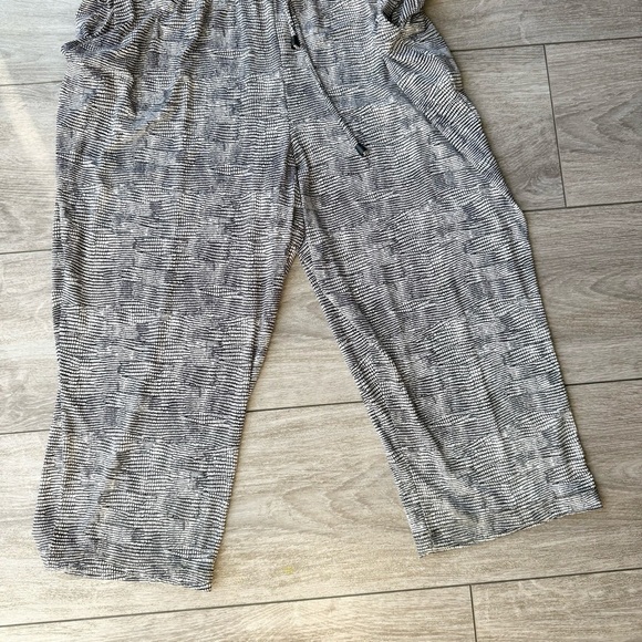 VINCE CAMUTO Sleeveless Scale
Stretchy Imprint Jumpsuit - Picture 7 of 14